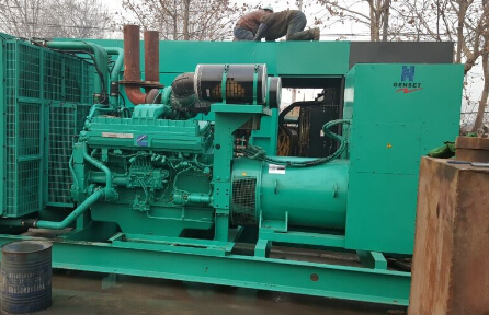 易门发电机组如何判断水冷式机油散热器内部是否需要清洗？