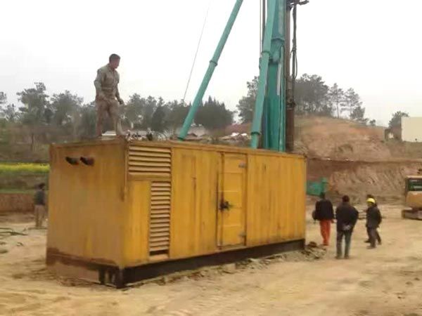 易门如何判断水冷式机油散热器密封件是否需要更换？